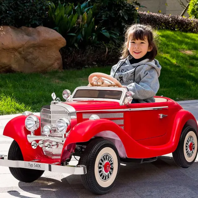 سيارة مرسيدس بنز الكلاسيكية A200 حمراء