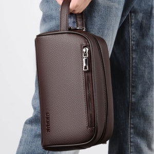 Brown PU leather travel pouch with secure built-in number lock.	حقيبة سفر من جلد البولي يوريثان البني مع قفل أرقام مدمج وآمن.