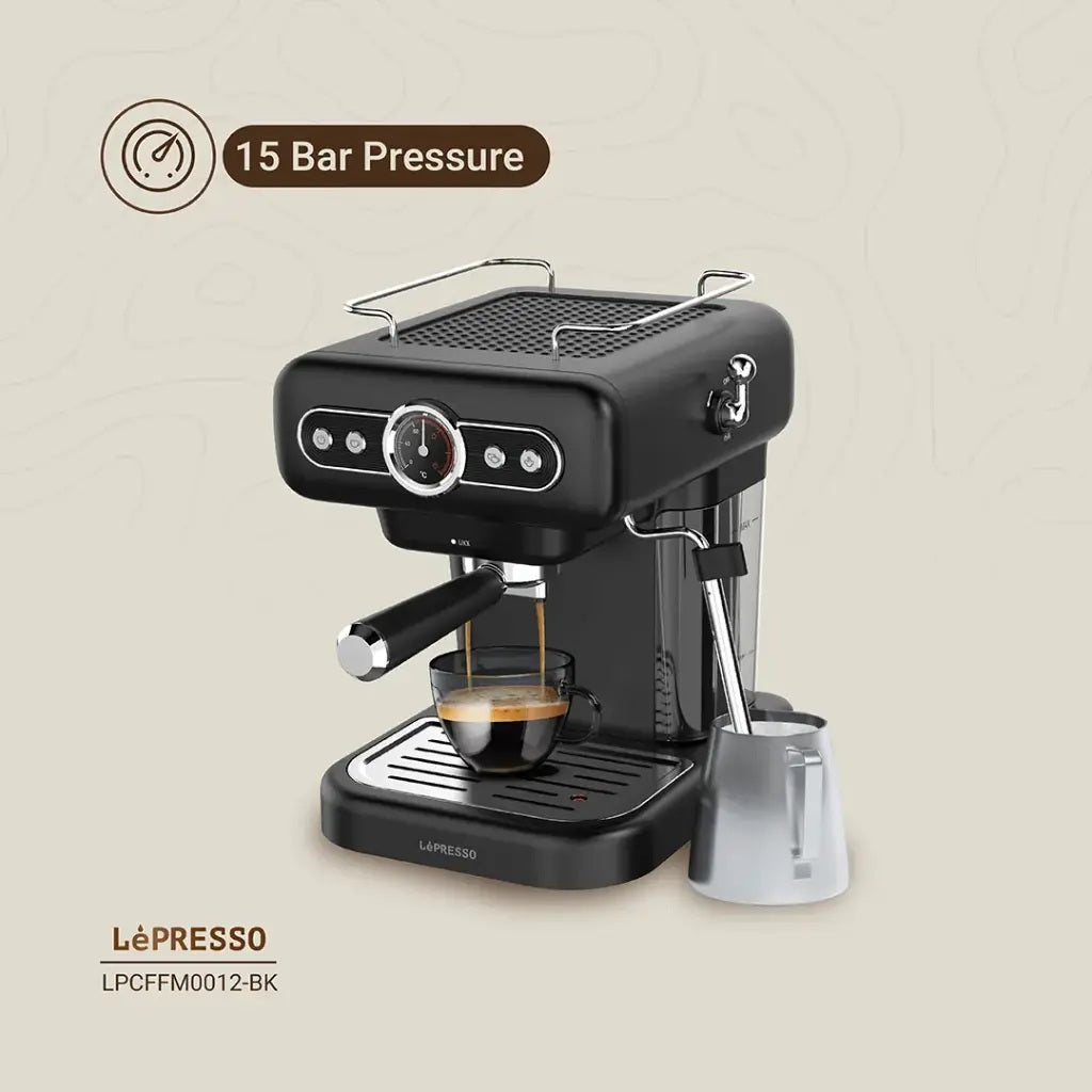 Barista-style espresso machine with UK plug and 950W power.