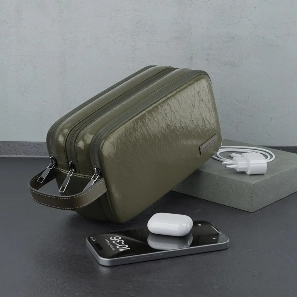 Interior view of Green Lion clutch with mesh pockets and microfiber lining.	المنظر الداخلي لحقيبة كلتش جرين ليون مع جيوب شبكية وبطانة فايبر ناعمة.