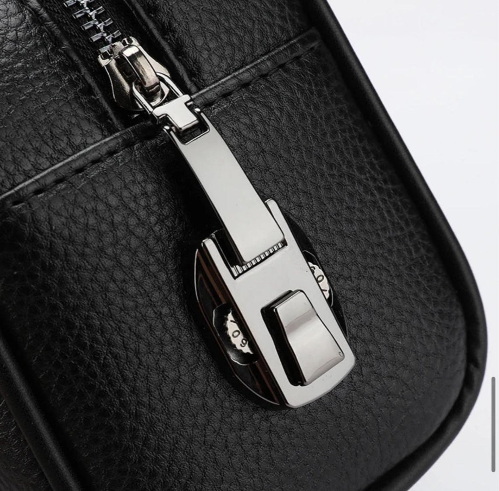 Water-resistant brown leather pouch with durable metal hardware.	حقيبة جلدية بنية مقاومة للماء مع قطع معدنية متينة.